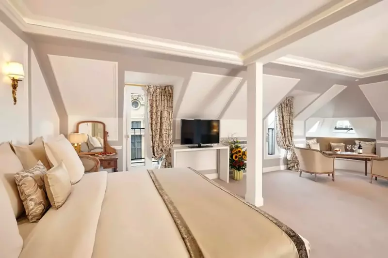 Junior Eiffel Tower Suite