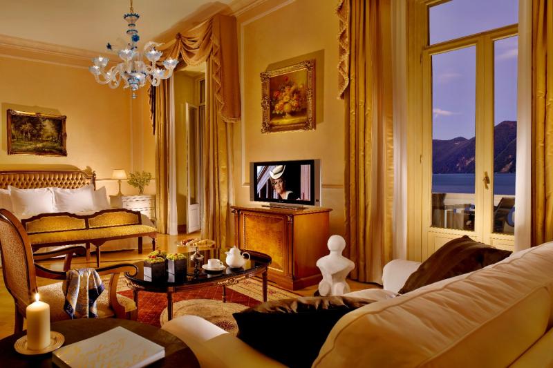Junior Palace Lake View Suite