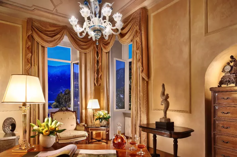 Junior Palace Lake View Suite