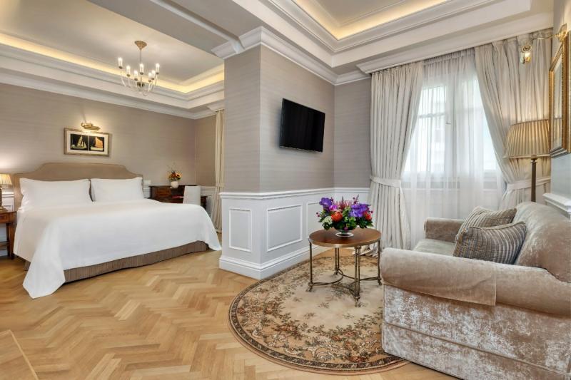 Junior Courtyard View Suite 