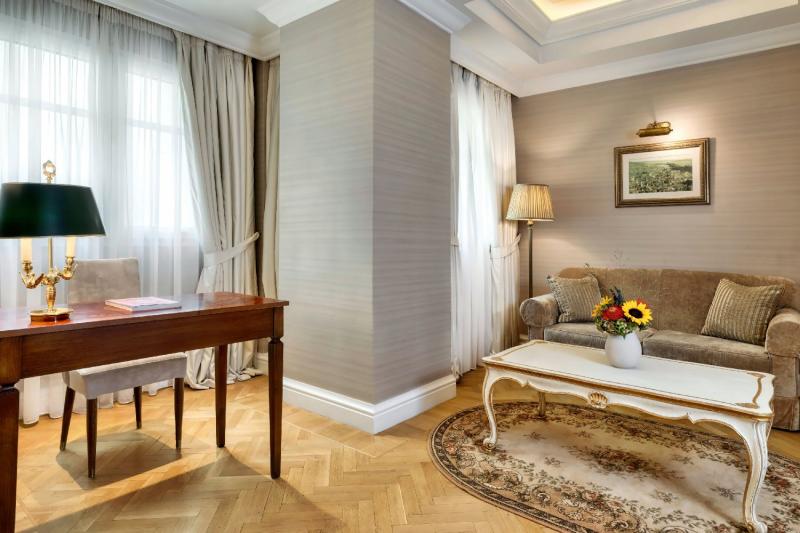 Deluxe Courtyard View Suite