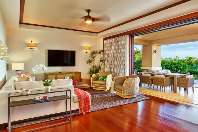 3 Bedroom Garden View Grand with Den Residence