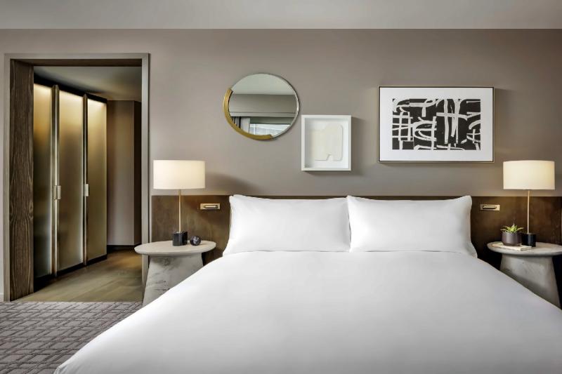 Fairmont Gold Signature Corner Suite