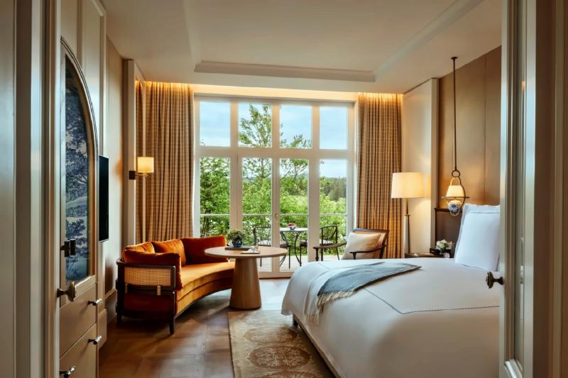 Premier Lakeside Room