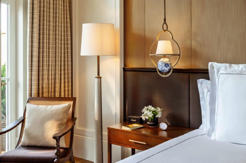 Premier Lakeside Room