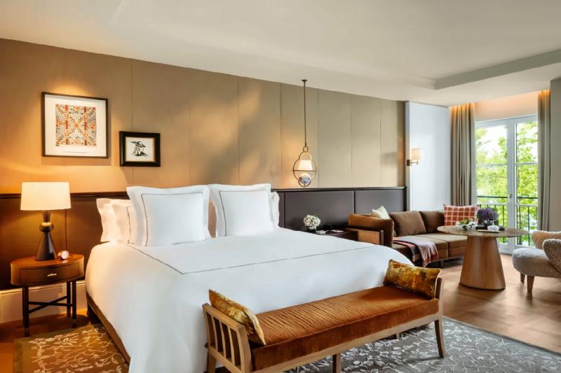 Junior Lakeside Suite