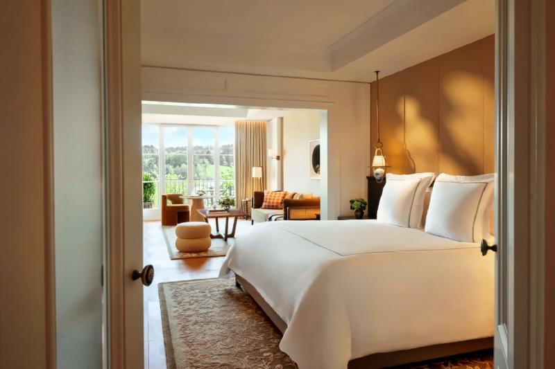 Deluxe Junior Lake View Suite