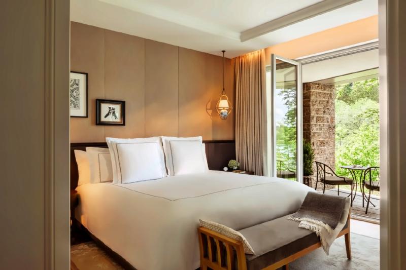 Deluxe Lakeside Suite