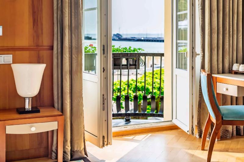 Junior Seaside Balcony Suite