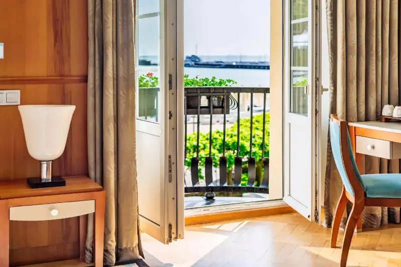 Junior Seaside Balcony Suite