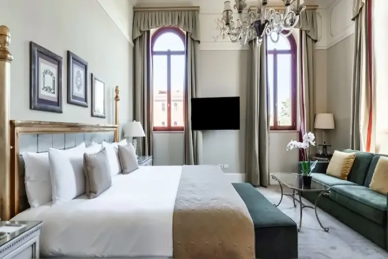 Junior Courtyard View Suite