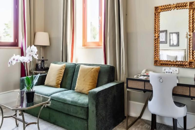 Junior Courtyard View Suite
