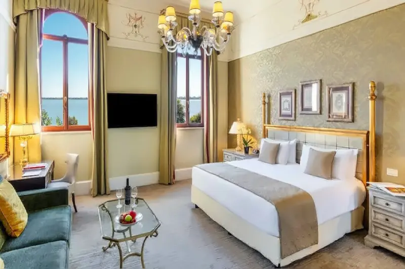 Junior Lagoon View Suite