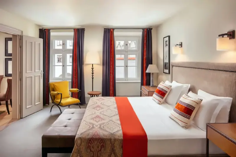 Deluxe Castle View Suite