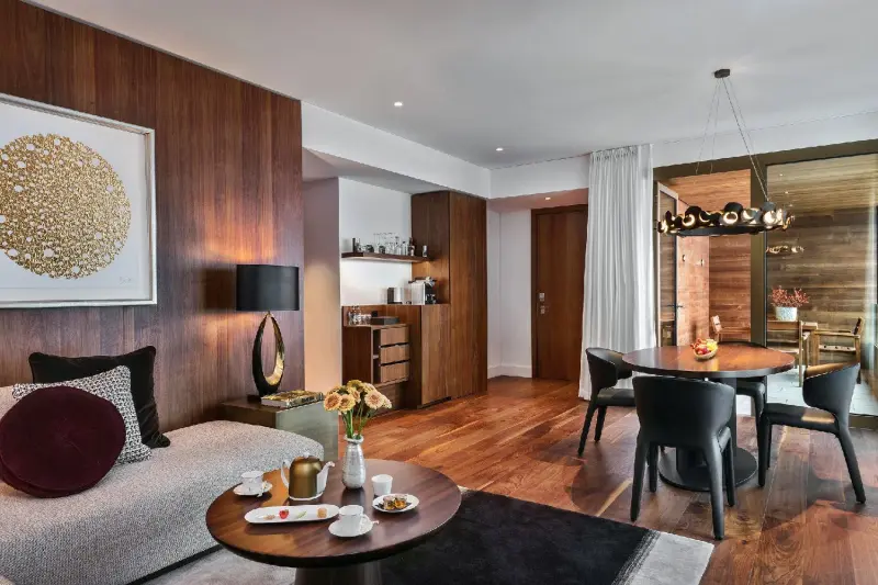 Contemporary Lake View Panorama Suite