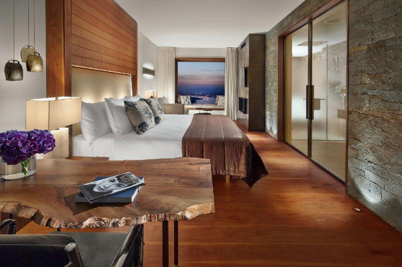 Contemporary Lake View Bay Suite