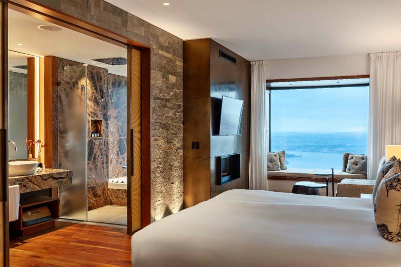 Contemporary Lake View Bay Suite