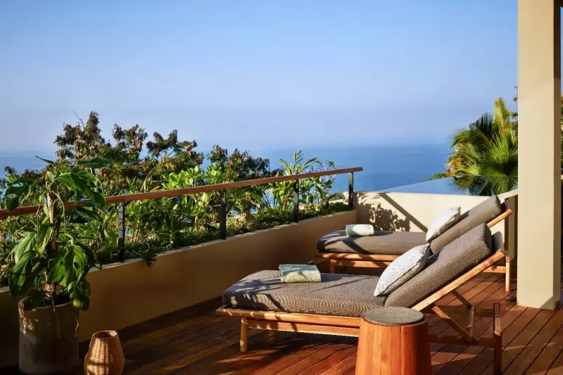 Panoramic Oceanfront Mountain Suite