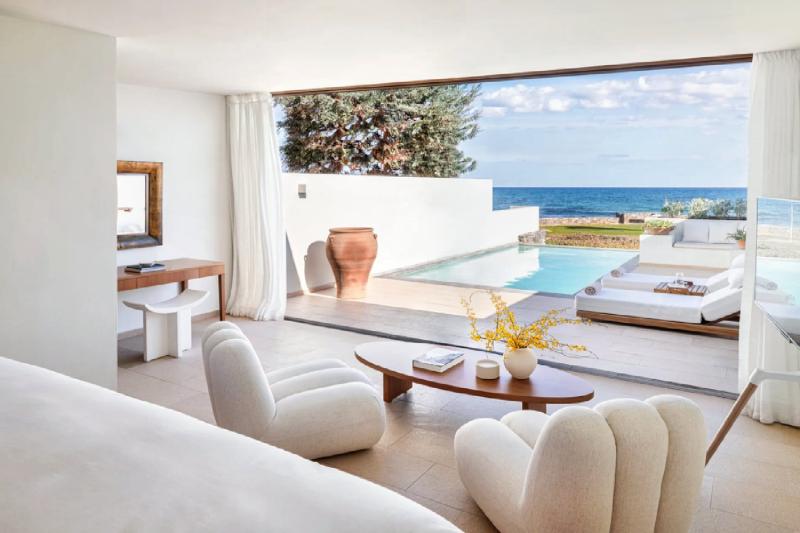 Junior Waterfront Gym & Pool Suite