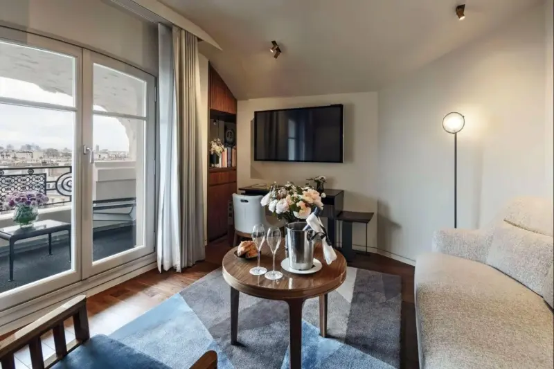 Eiffel View Terrace Amour Suite