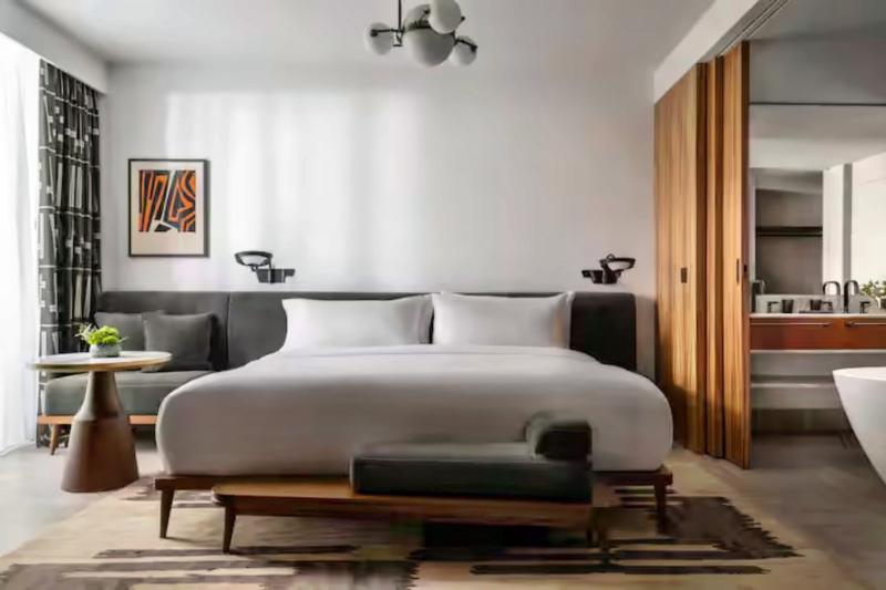 Deluxe Balcony Club Suite