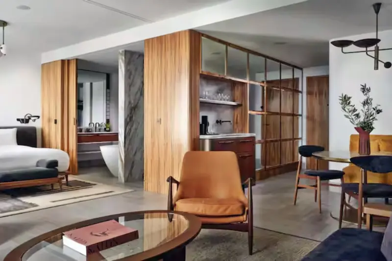 Deluxe Balcony Club Suite