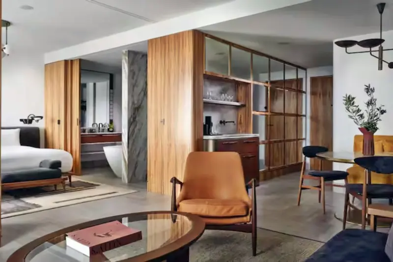 Royal Balcony Club Suite