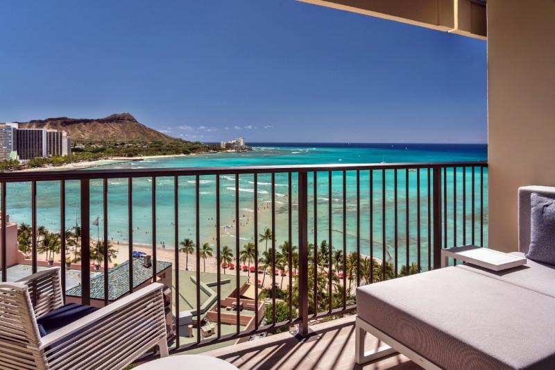 Deluxe Oceanfront Diamond Head View Room