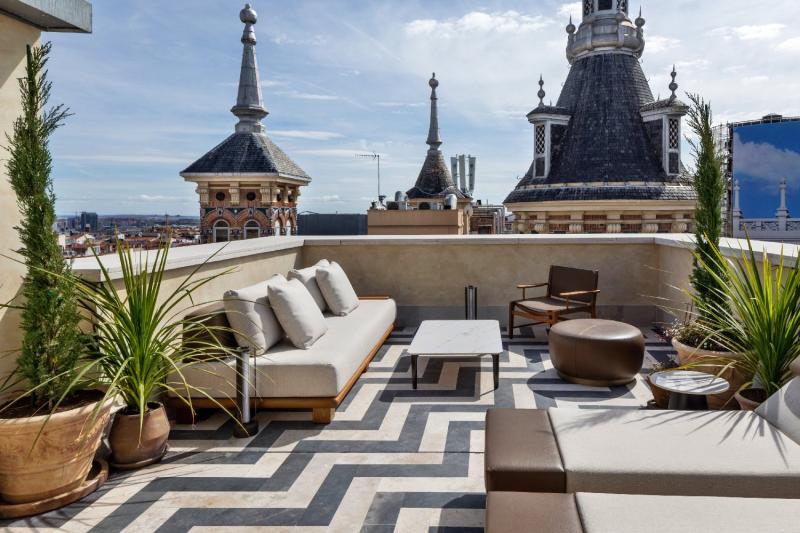 Junior Skyline View Terrace Suite