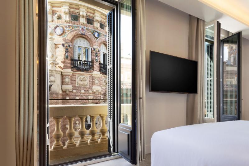 Premium Deluxe City View Corner Room