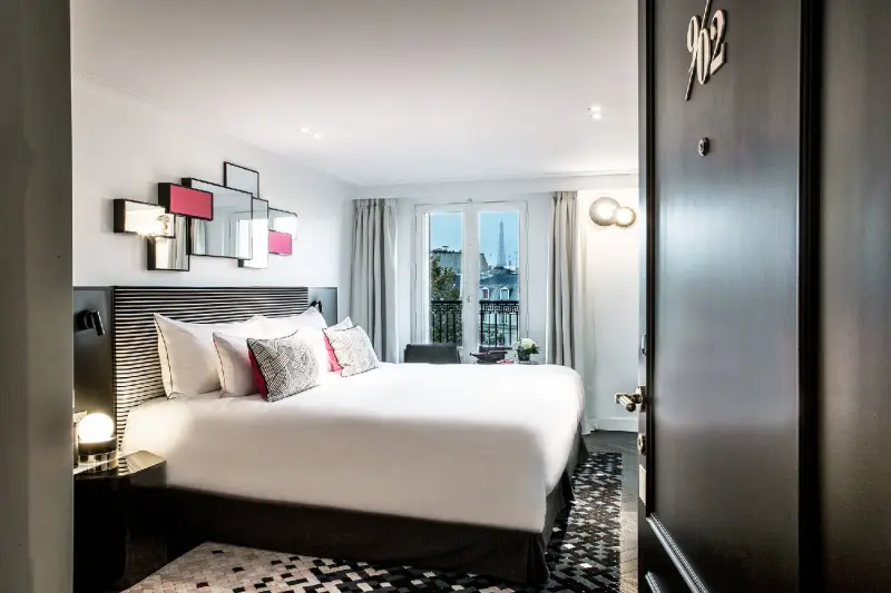 Deluxe Eiffel Tower View Room