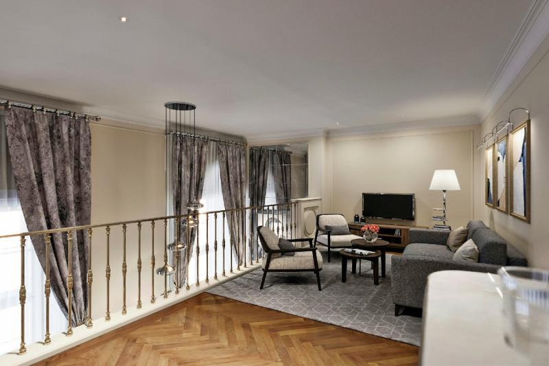 Palais Gallery Garden View Suite