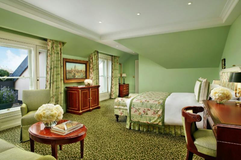 Executive Junior Balcony Suite