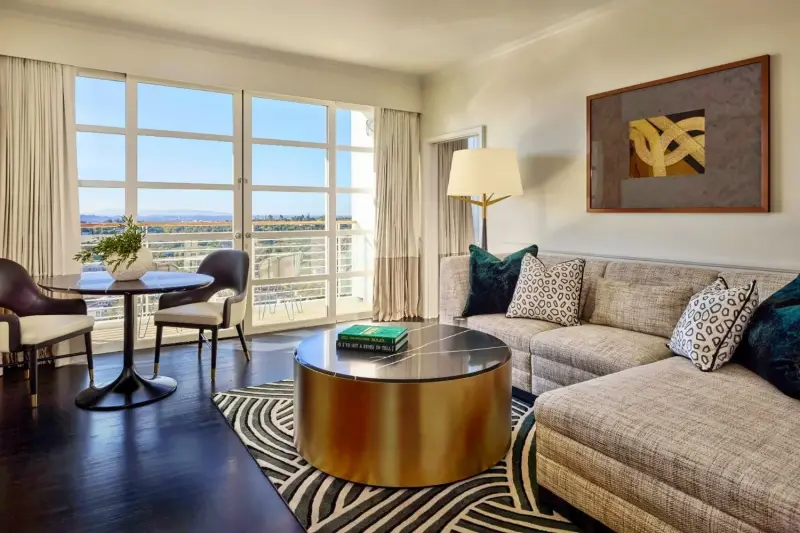 Sunset Blvd City View Suite