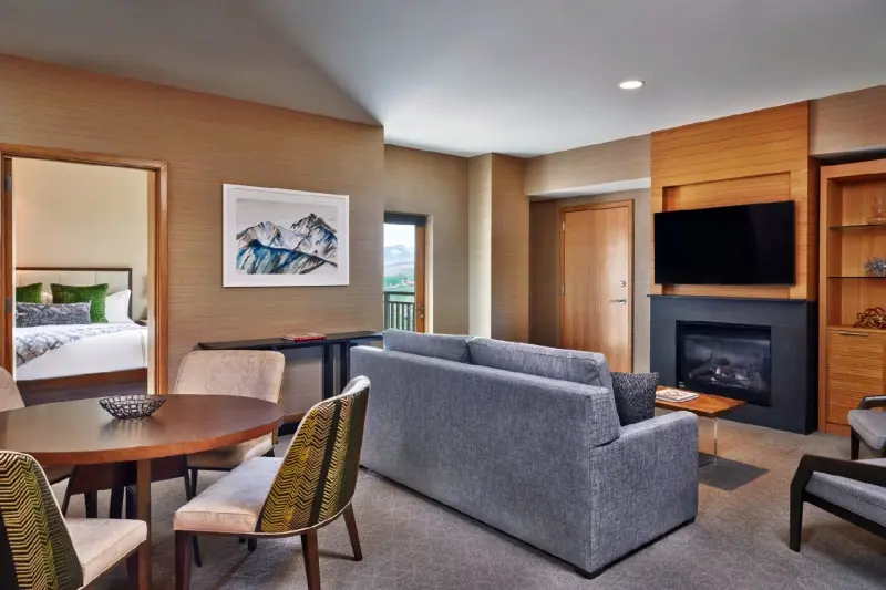 1 Bedroom Pinnacle Plus Den Residence