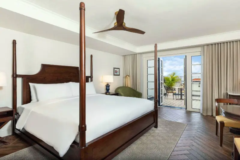 Luxury Plaza Courtyard Room