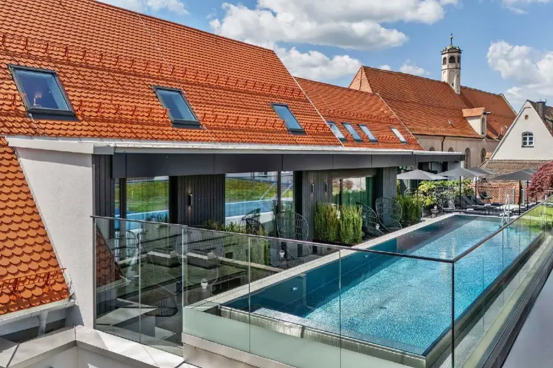 Deluxe Pool Suite