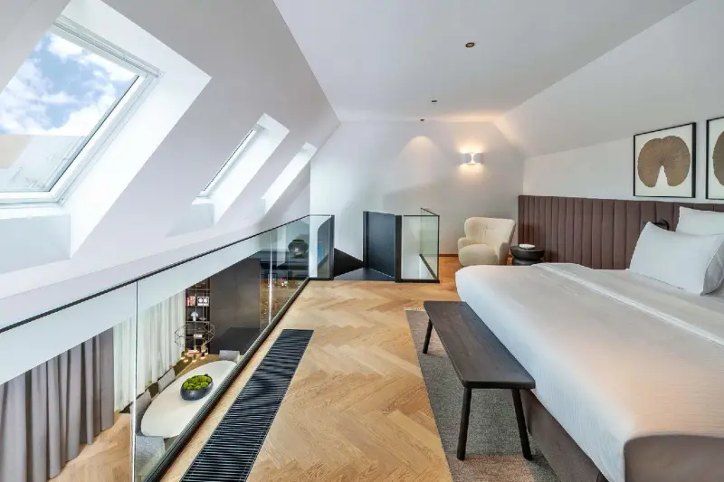 Signature Pool Suite