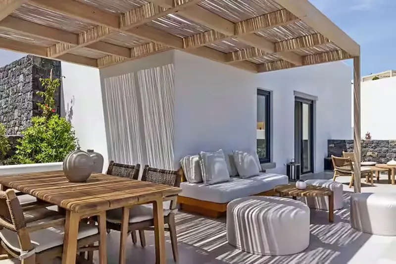 Deluxe Pool Room