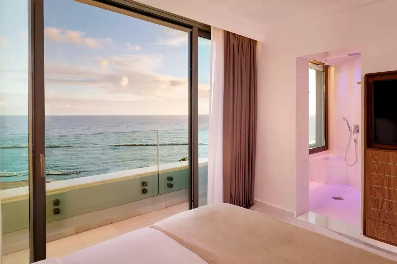 Panoramic Corner Junior Sea View Suite 