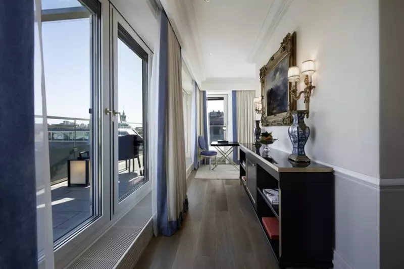 Signature Terrace Suite