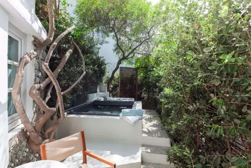 Standard Outdoor Jacuzzi Room
