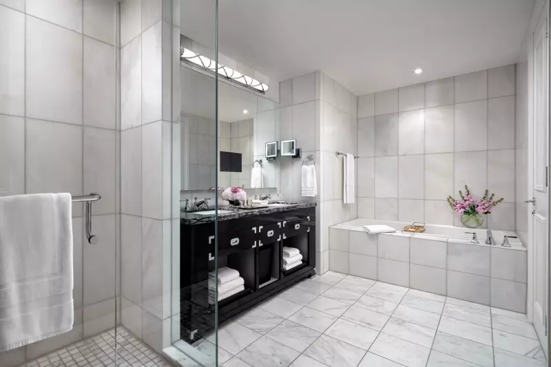 Deluxe Corner Suite